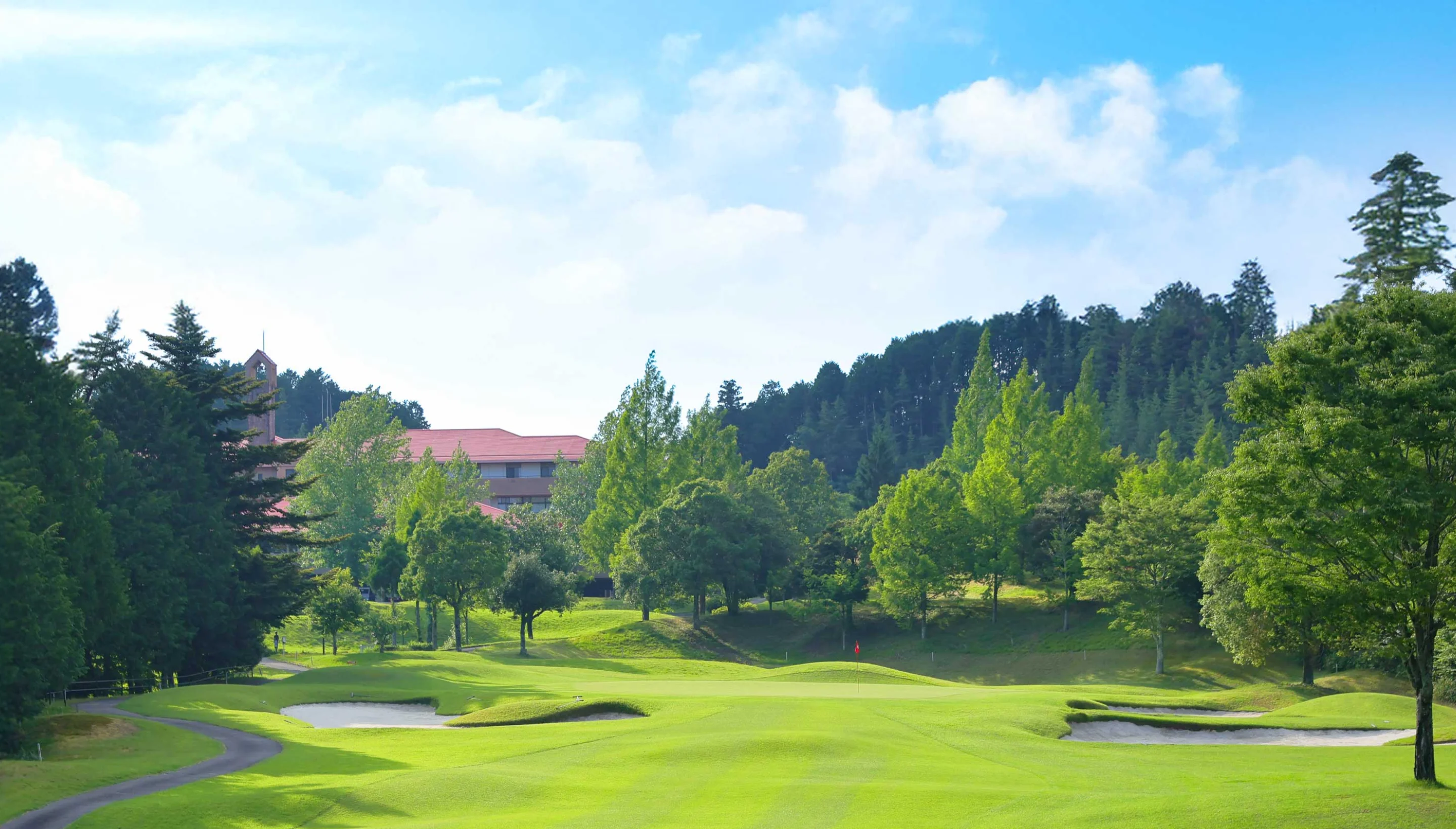 ドッグフェスイベントのメインビジュアル（芝生のゴルフ場）