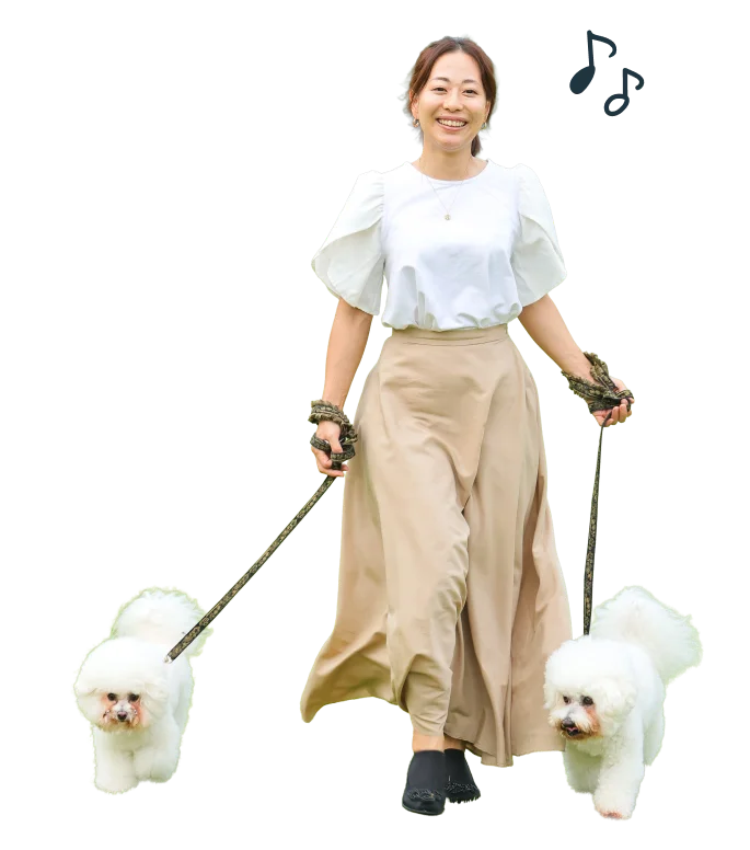 女性の白いわんこ2匹